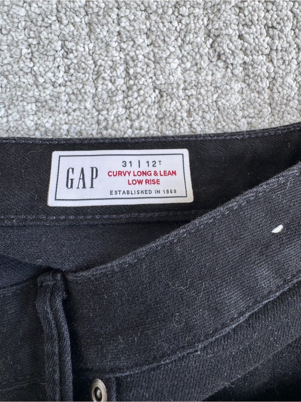 GAP Curvy Long & Lean Low Rise Jeans — Black